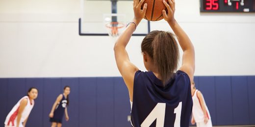 tjej som spelar basket