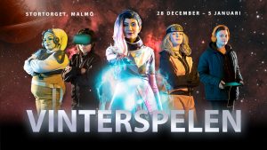Vinterspelens affisch med personer som är utklädda till rymdvarelser.