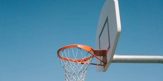 En basketkorg med blå himmel som bakgrund