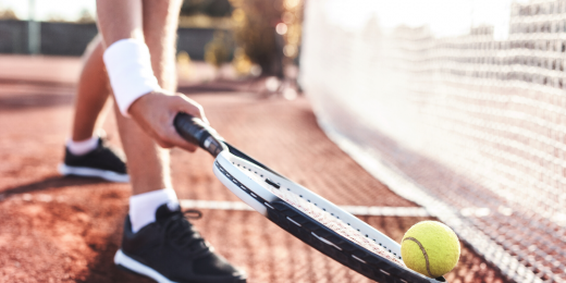 Person som håller tennisrack med tennisboll utomhus i Malmö