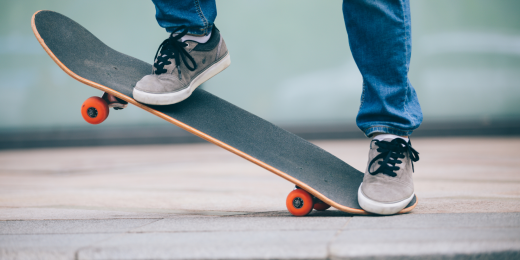 En person som står på en skateboard och ska göra ett trick