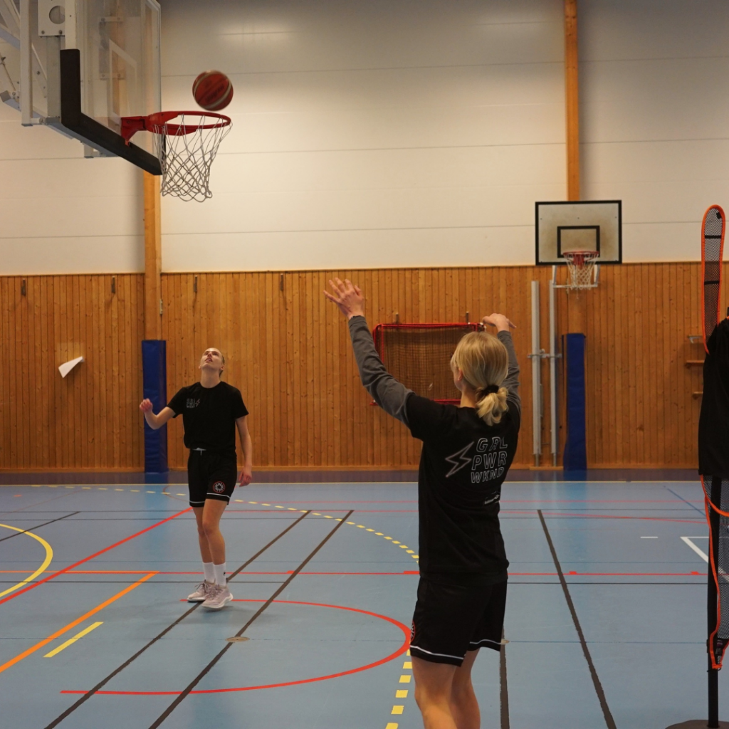 Många föreningar bjuder in unga att prova på sporter, till exempel basket.