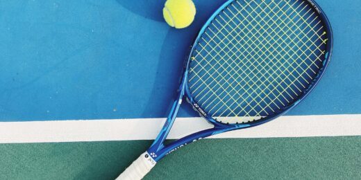 Tennisbollar och tennisracket finns att låna på plats under aktiviteten.