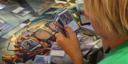 En ung person som spelar kortspelet Magic the Gathering.