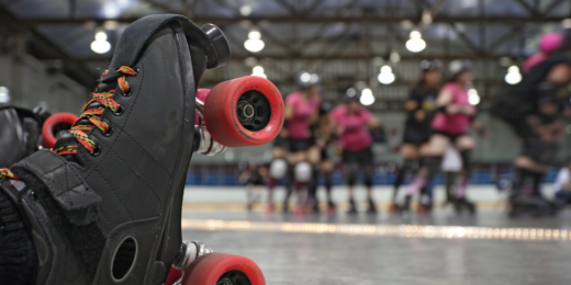 På Open Skate får du testa på att åka rullskridskor i ett fartfyllt roller derby!