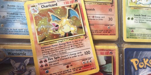 Sju Pokemon-kort med Charizard-kortet längst fram.