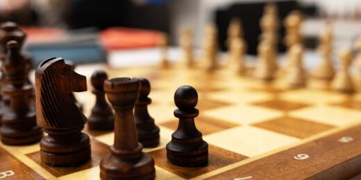 Du får lära dig hur man spelar schack, exempelvis olika taktiker.
