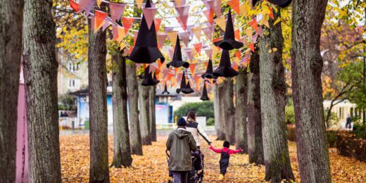 Under Skräckveckan i Folkets Park pyntas parken med kusligt Halloween-pynt.