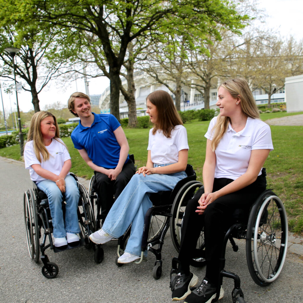 Parasportguiderna Frida, Philip, Linnea och Caroline på Stadionområdet i Malmö.