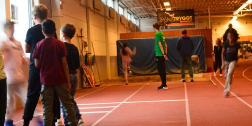 Barn tränar längdhopp på Atleticum.