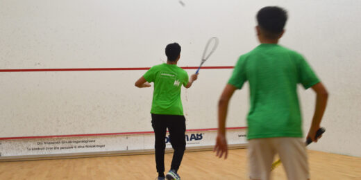 Två personer spelar squash hos Malmö Squash Club på The Club Malmoe.